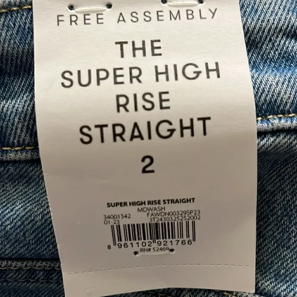 FREE ASSEMBLY NWT SIZE 2 THE SUPER HIGH RISE STRAIGHT JEANS MEDIUM WASH - Picture 7 of 7